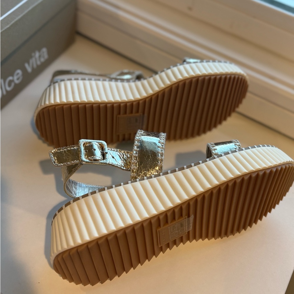Dolce Vita Metallic Crinkle Gold / Buckle Strap Sandals - size 8 / brand new - Picture 4 of 6
